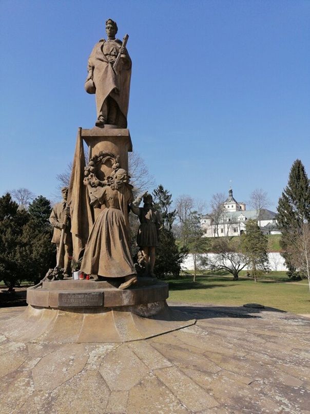 Památník s rudoarm^jcem